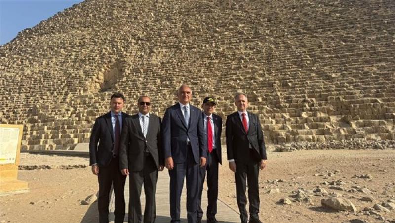 وزير الثقافة والسياحة التركي يزور الأهرامات ويشيد بعراقة الحضارة المصرية القديمة
