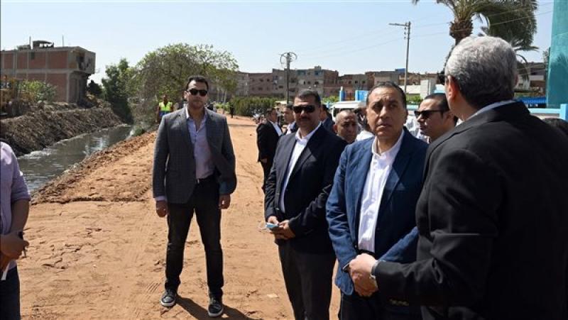 رئيس الوزراء يتفقد سير العمل بمشروع رصف طريق «طنطا - بسيون»