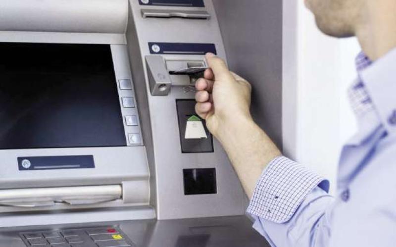 «هيتخصم كام».. رسوم الاستعلام عن الرصيد من ماكينات ATM في البنوك 2025