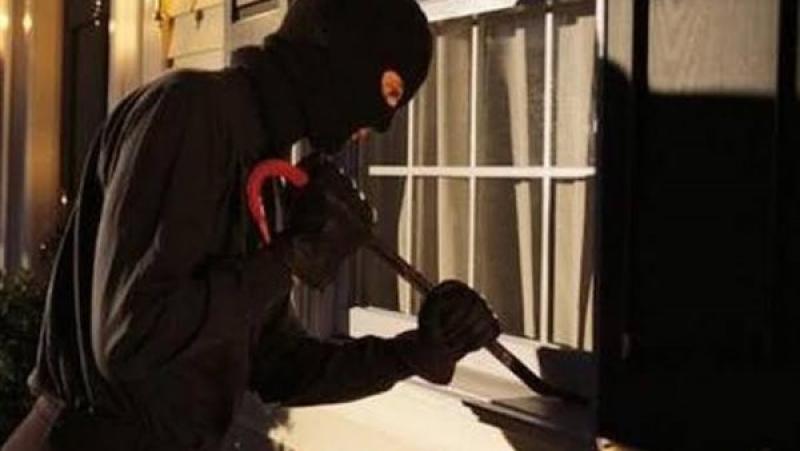 إحالة عاطل للمحاكمة بتهمة سرقة الشقق المطرية بأسلوب المغافلة