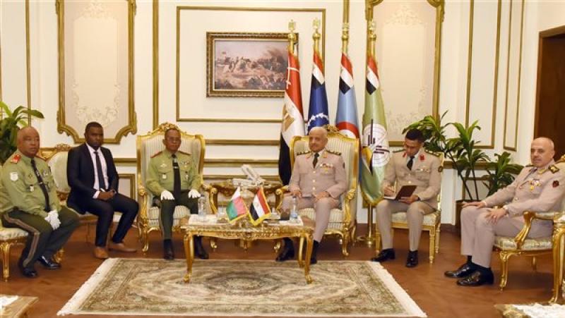 الفريق أول عبد المجيد صقر يلتقى وزير الدفاع بدولة مدغشقر