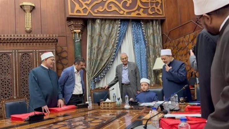 شيخ الأزهر يحتفي بالطفل أنس مُتقن حفظ المتون ويجلسه على كرسيه