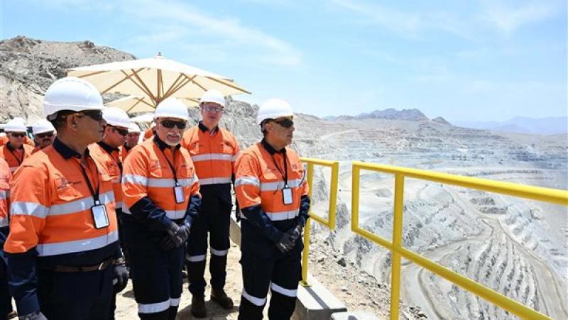 رئيس الوزراء يتفقد أعمال المنجم المفتوح من أعلى قمة الجبل بـ«السكري»