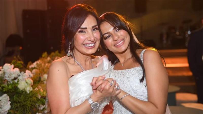 بحضور نجوم ونجمات الفن.. الفنانة أمل رزق تحتفل بزفاف ابنتها ”صور”