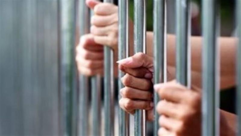 إحالة عاطلين للمحاكمة بتهمة انتحال صفة رجال شرطة للنصب على المواطنين
