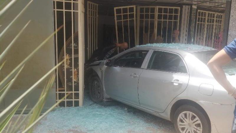 اصطدام عنيف وانفجار زجاج.. حادث سيارة الدقي يتصدر التريند