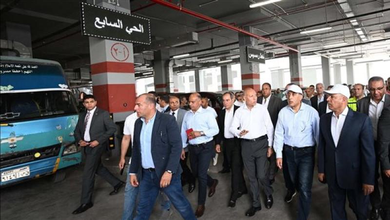 «مفيش عشوائية تاني».. رئيس الوزراء يجري جولة مفاجئة داخل موقف السلام الجديد