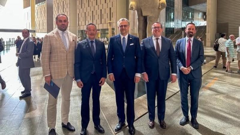 المتحف المصري الكبير يستقبل كبير مستشاري الرئيس الأمريكي للشؤون العربية والشرق الأوسط