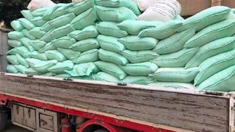 ضبط أطنان من الدقيق الأبيض والبلدي المدعم بمخابز قبل بيعها بالسوق السوداء