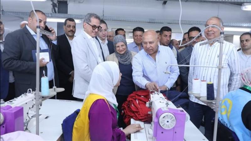 وزير الصناعة يتفقد منطقة المطاهرة الصناعية بالمنيا ويفتتح مصنع لإنتاج الملابس الجاهزة