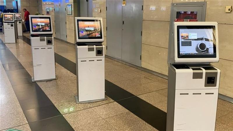 تركيب 25 جهازًا بالمطار.. 8 مميزات لأجهزة إنهاء إجراءات السفر الذاتية الجديدة