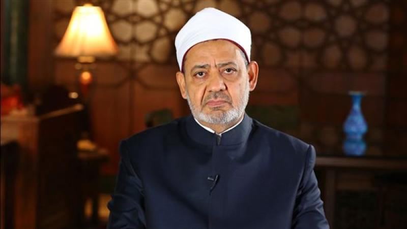 شيخ الأزهر يعزِّي الطبيبة الفلسطينية في استشهاد أبنائها التسعة بقـ.صف صهيـ.وني غادر