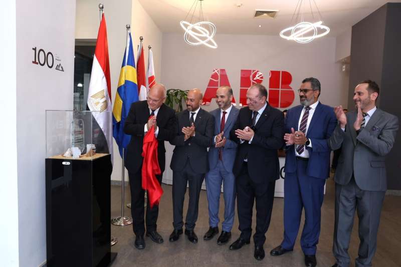 السفير السويدي يزور مصانع ABB بالعاشر من رمضان ويشيد بدورها في دعم السوق المصري