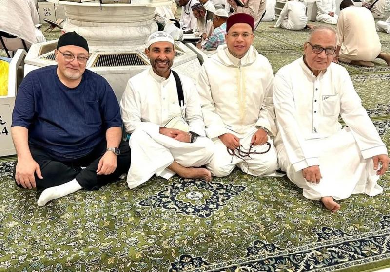 حنان ترك وحلا شيحة تدعمان أحمد سعد أثناء تعلم القرآن بالحرم النبوي