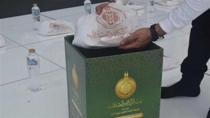 بيت الزكاة يوزع أكثر من 6000 وجبة إفطار صائم بالجامع الأزهر