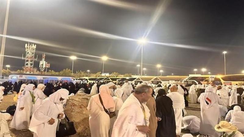 حجاج بعثة القرعة يواصلون رمي الجمرات في أول أيام التشريق