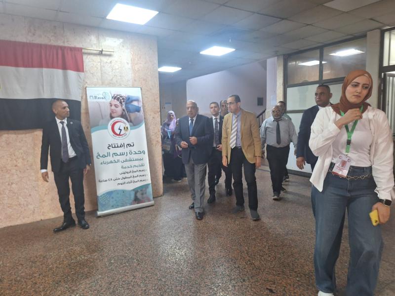 وزير الكهرباء بزيارة مفاجئة لمستشفى الكهرباء بألماظة ويجرى حوارات مع العاملين