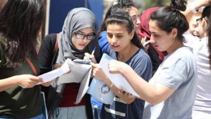 انتهاء أول امتحانات الثانوية العامة وخروج الطلاب من اللجان