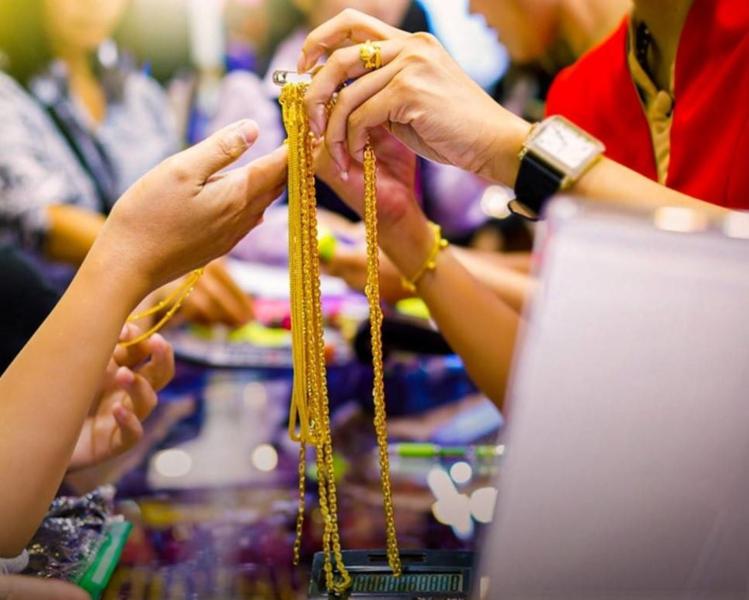 هبوط في أسعار الذهب في مصر اليوم الأربعاء بالمنتصف.. يخسر 100 جنيه