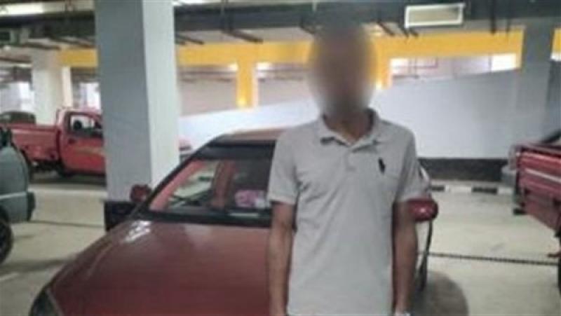 في مشهد متهور بالقاهرة.. ضبط شاب جلس أعلى باب سيارة أثناء حفل زفاف