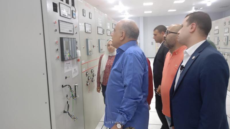 وزير الكهرباء يتفقد محطة محولات الهضبة 2 ومجمع المخزون الاستراتيجي للكابلات وإدارة شبكات العبور