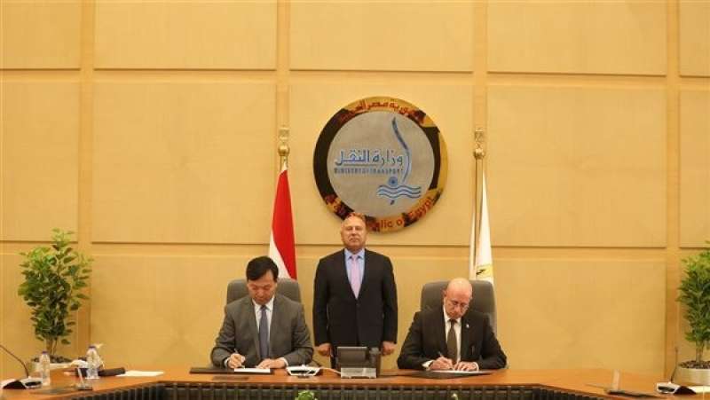 وزير النقل يشهد توقيع عقد بناء سفينتين جديدتين من سفن الصب الجاف العملاقة