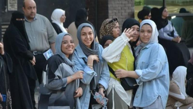 ارتياح واسع بين طلاب الثانوية العامة بعد امتحان الفيزياء.. وأولياء الأمور: «الامتحان يطمن»