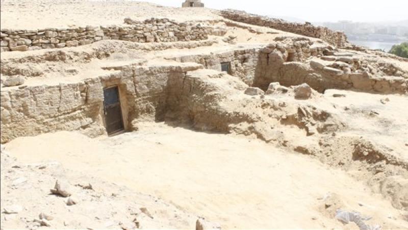 الكشف عن ثلاثة مقابر جديدة بجبانة قبة الهوا بأسوان