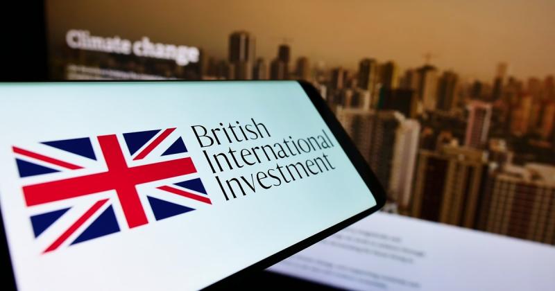 «البريطانية للاستثمار» توقّع اتفاقيات تتجاوز 300 مليون دولار لدعم تحول الطاقة بمصر