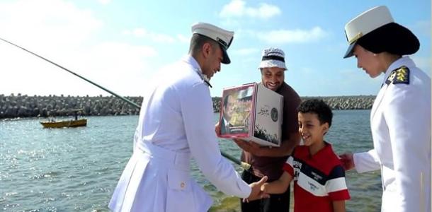 الداخلية توزع مساعدات عينية على قاطني المناطق الأولى بالرعاية احتفالًا بذكرى ثورة 30 يونيو