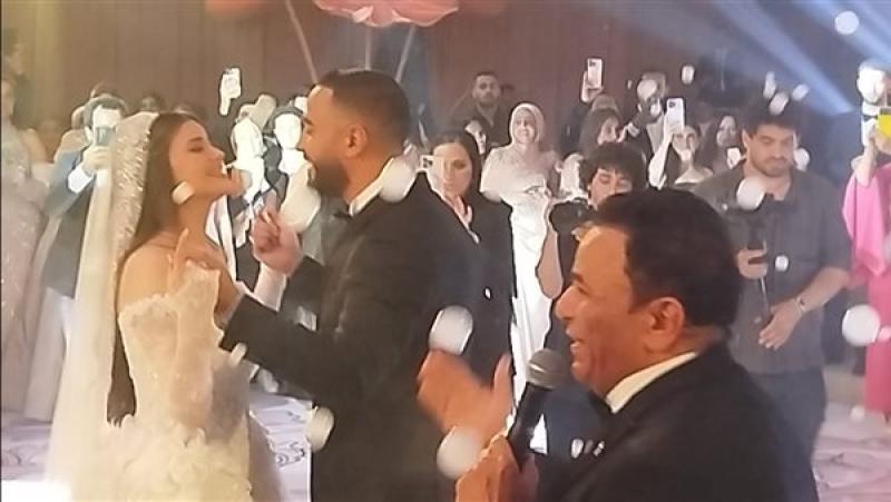 محمد فؤاد يغني «أنا بين إيديك» في حفل زفاف ابنته بسملة