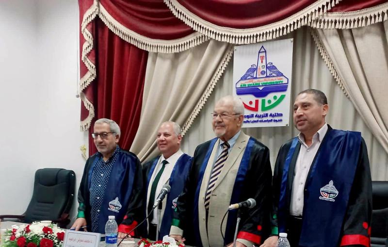منح طارق عبد العزيز درجة الدكتوراه عن رسالة إعلامية حول الصراع النووي