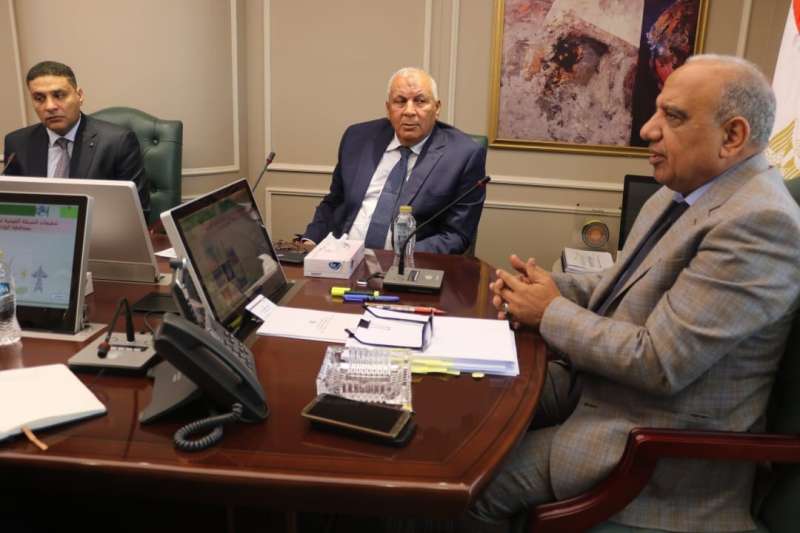 وزير الكهرباء يبحث مع محافظ الوادي الجديد خطة التنمية ودعم وتأمين التغذية اللازمة