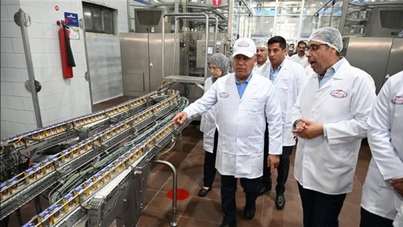 وزير الصناعة يتفقد 3 مصانع متخصصة في الصناعات الغذائية والمعدنية ومواد البناء بالقليوبية