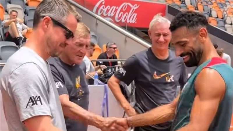 ماذا دار بين محمد صلاح وأساطير ليفربول؟.. ماذا دار بينهم؟