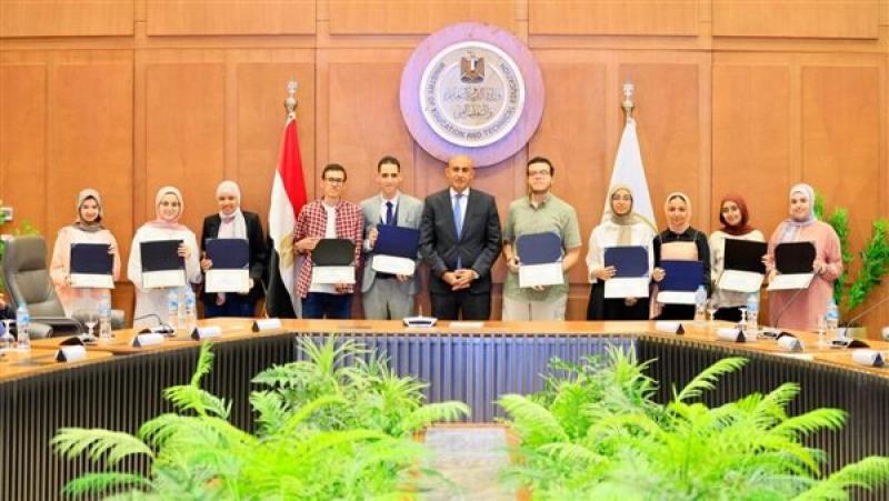 «مصدر فخر واعتزاز لمصر».. وزير التربية والتعليم يكرم أوائل الثانوية العامة 2025