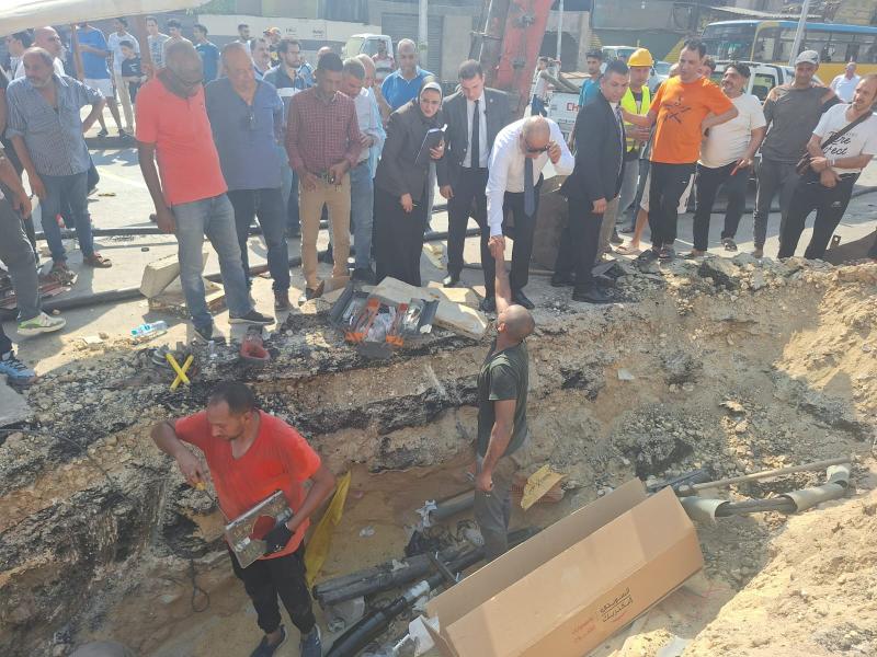وزير الكهرباء في موقع إصلاح عطل الكابل الأرضي بالجيزة بعد تسببه بانقطاع التيار