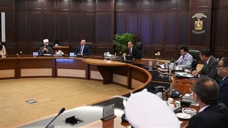 الحكومة: غلق جميع الفتحات فى الحواجز الوسطى والجانبية بالتحويلات المرورية