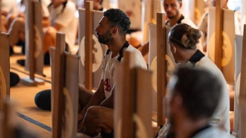 محمد صلاح في جلسة تأمل داخل معبد بوذي بطوكيو