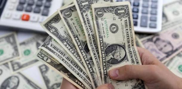 قفزة في سعر الدولار مقابل الجنيه بالبنوك منتصف التعاملات.. مازال فوق الـ50 جنيها