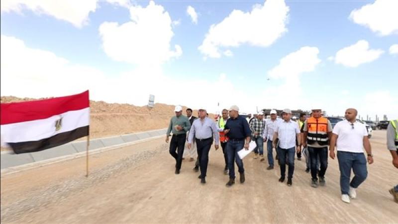 وزير النقل يتفقد مشروع القطار الكهربائي السريع ويتابع تجهيزات المحطات