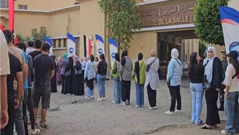 اصطفاف المواطنين أمام اللجان الانتخابية في القاهرة قبل بدء التصويت بانتخابات «الشيوخ»