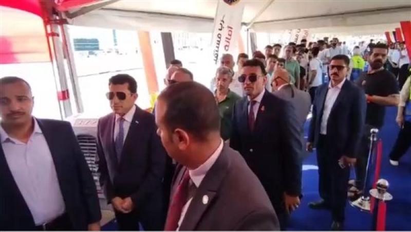 وزير الرياضة يدلي بصوته في انتخابات مجلس الشيوخ داخل لجنته بمدينة الشروق