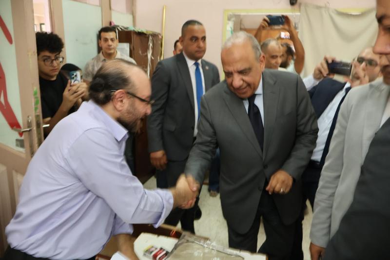 وزير الكهرباء يدلي بصوته في انتخابات الشيوخ بلجنته بمدينة نصر