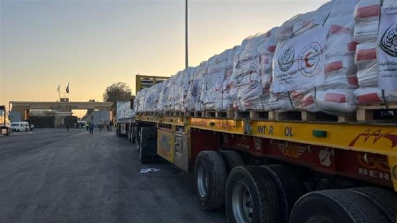 اللجنة المصرية توزع المساعدات الإنسانية على الأسر في غزة.. وفلسطينيون: ”مصر سند الوطن العربي”