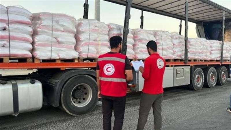 الهلال الأحمر: أكثر من 1500 طن مساعدات إغاثية في قافلة «زاد العزة» الـ 24 إلى غزة