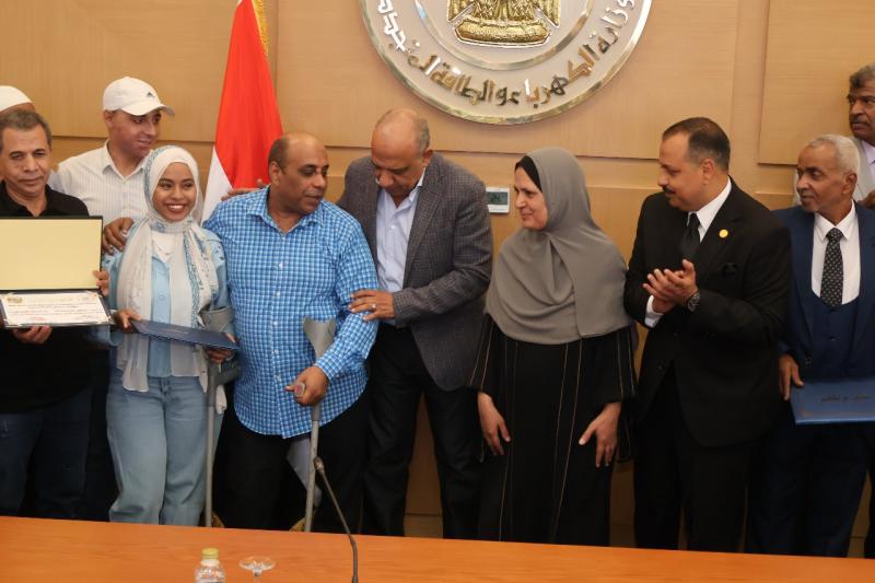 وزير الكهرباء يسلّم عدد من العاملين المتميزين شهادات تقدير ورحلات عمرة مجانية
