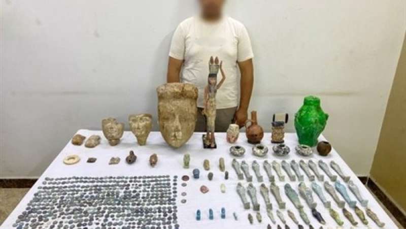 تماثيل وتمائم.. القبض على شخص بحوزته 577 قطعة أثرية بالمنيا | صور