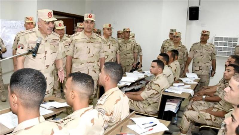 رئيس الأركان يتفقد المنظومة التعليمية بالمعاهد العسكرية التخصصية لضباط القوات المسلحة