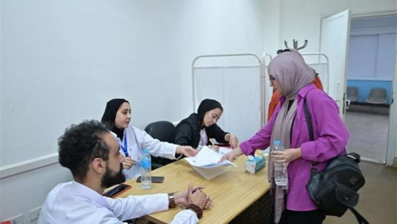 توقيع الكشف الطبي على الطلاب الجدد بجامعة القاهرة